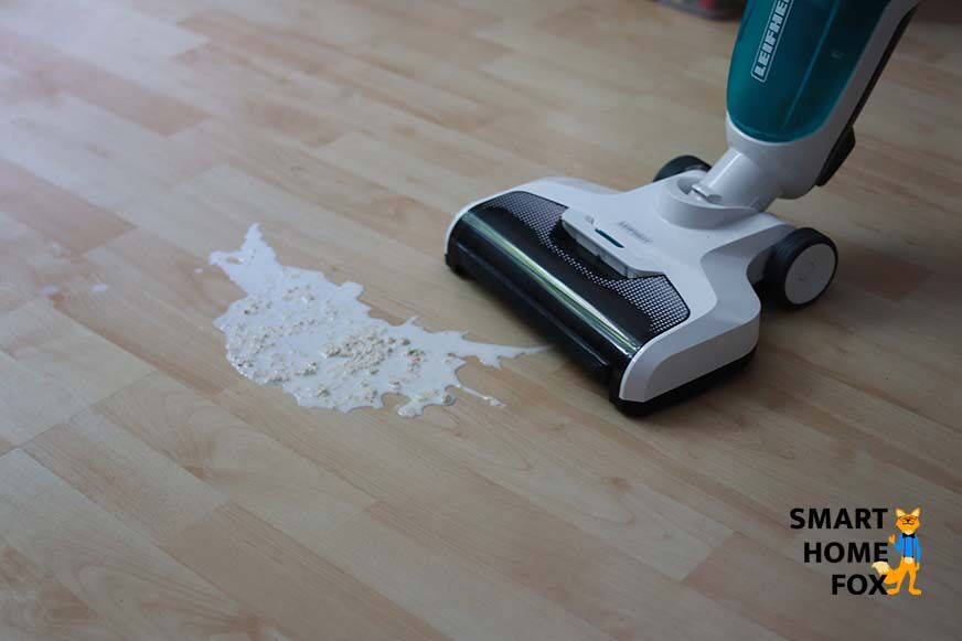 Müslifleck auf dem Holzboden